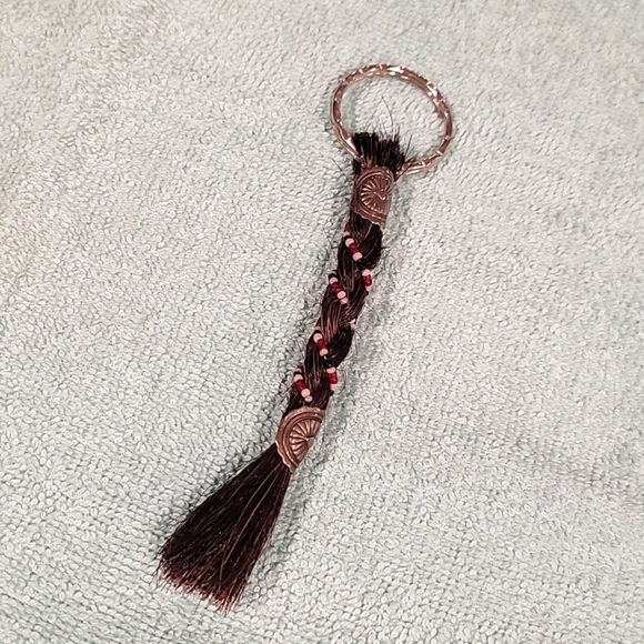 (J20) Horse hair key chain with accent beads - Picture 1 of 3